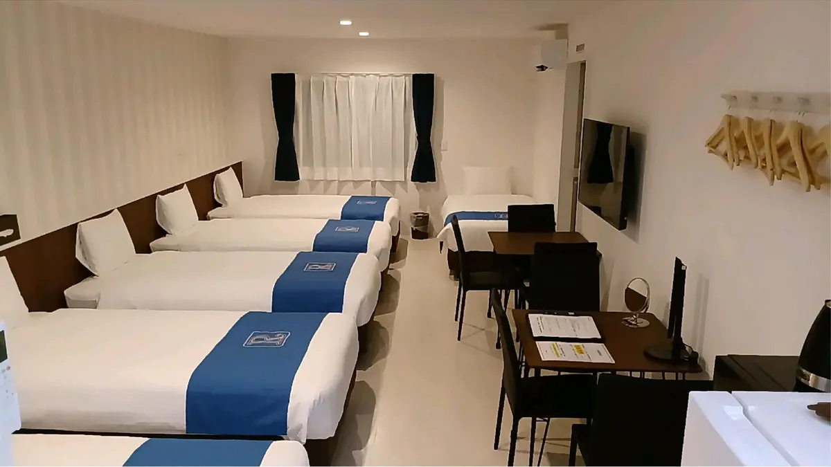 Living Inn 那霸港前的公寓房型，多張單人床與餐桌