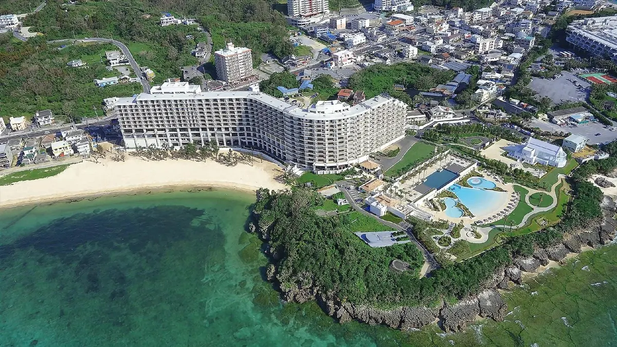 恩納村海岸線上的度假飯店與海灘空拍