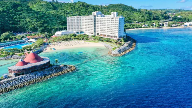 沖繩萬麗度假飯店的空拍，海灘與泳池